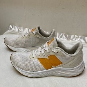 New Balance Women's Fresh Foam Arishi V4 Running Shoe, Sea Salt/Orange size 6